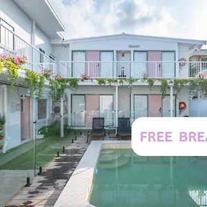 Surf Boutique Backpackers - Free Breakfast Hostel